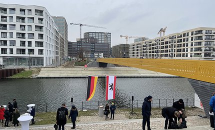 Golda-Meir-Steg Dezember 2021 - Eröffnung Fahnen